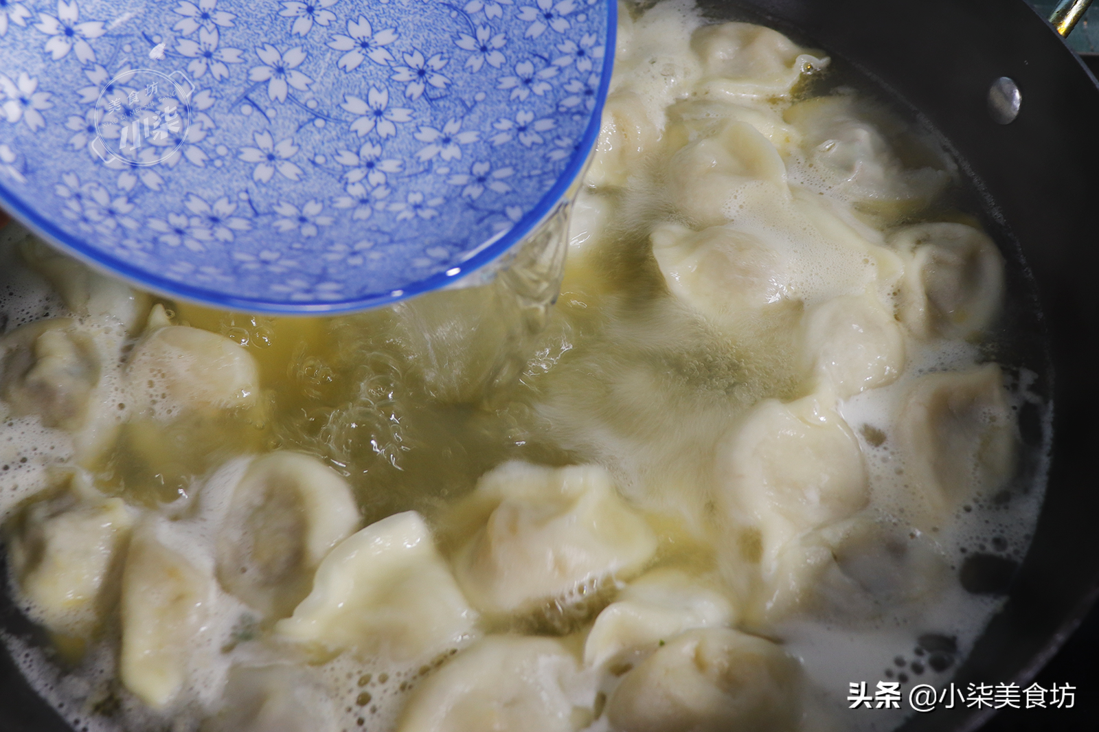 煮速凍餃子，用冷水和開水都不對，教你一招，餃子不破皮不露餡