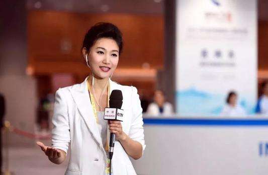 央视名嘴李梓萌，网上征婚43岁无人娶，今做直播