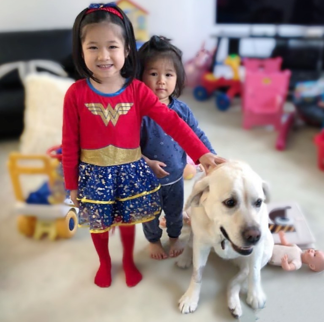 鍾嘉欣曬兒女萌照，不忘隔空表白老公，姐弟同款髮型像俄羅斯套娃