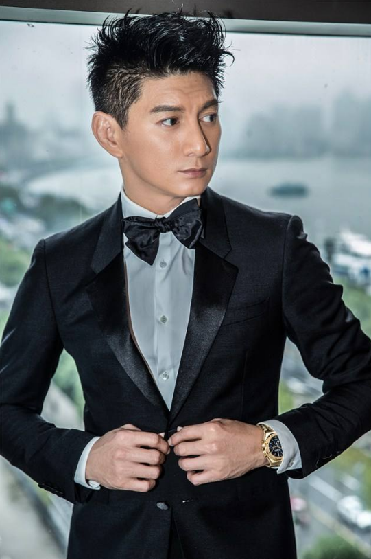 吴奇隆身穿西装佩戴腕表，现代版的十四爷，成熟帅气