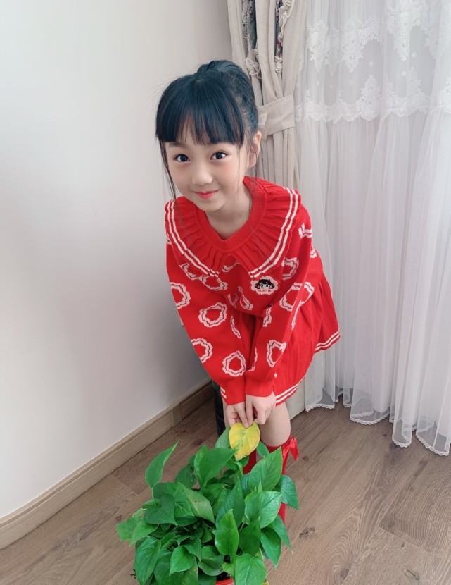 小山竹近照，放假了好心情擋不住，開心賣萌又美又可愛