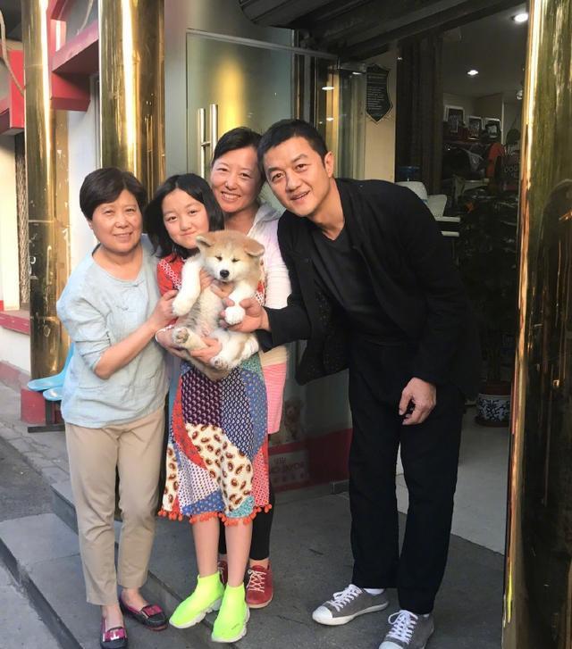 时尚小女王李嫣和母亲王菲姐姐窦靖童的合照