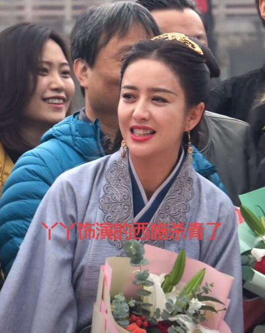 郑恺满脸细纹佟丽娅显老，看到明星真实样子你