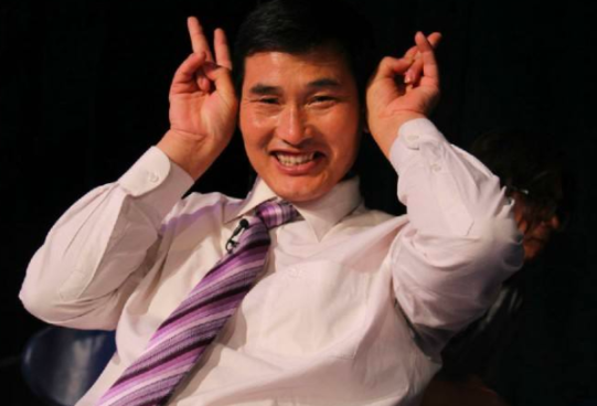 大衣哥吃饭被嘲，整盆馒头发霉泛黑还在吃，厨