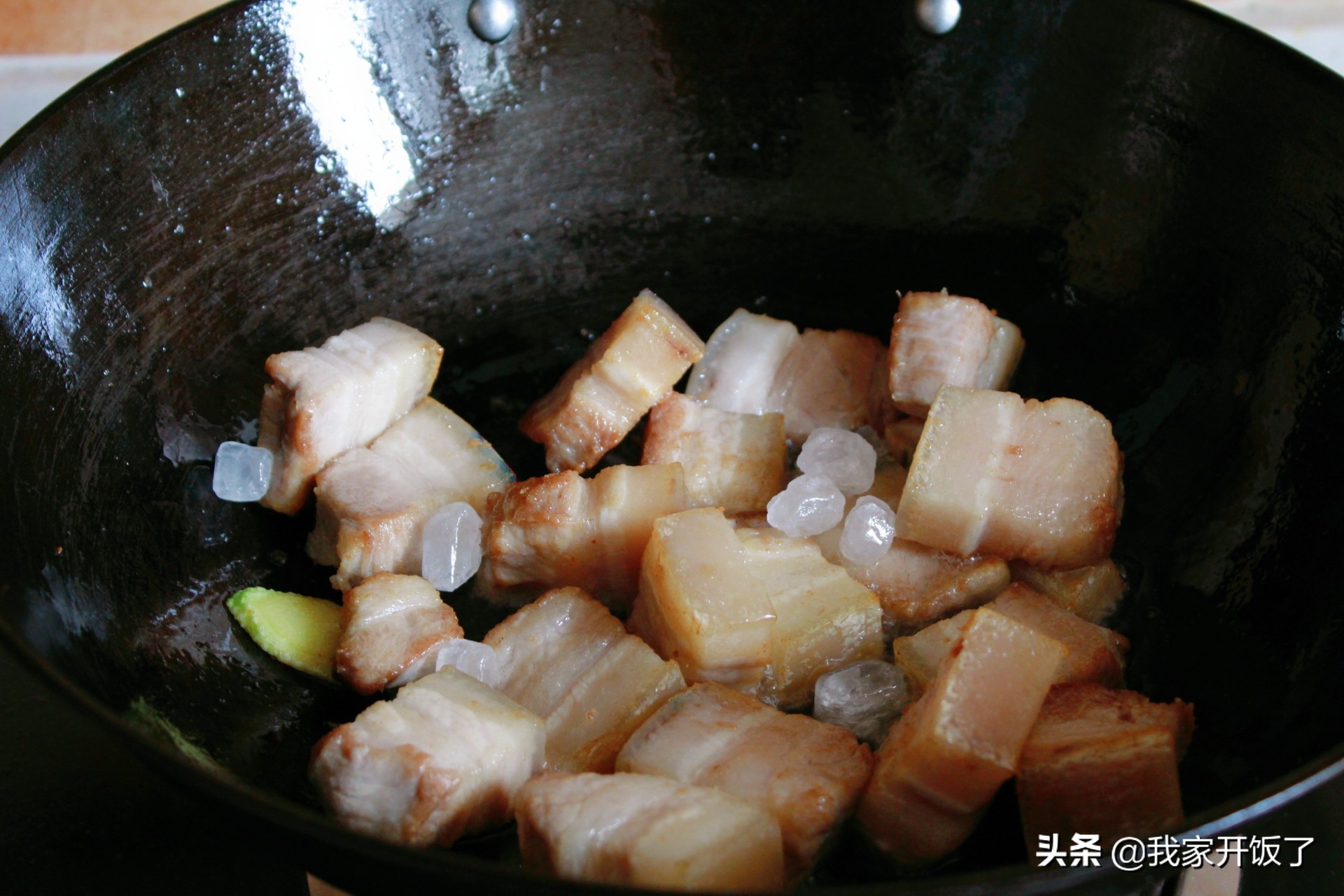 每到周末，老公点名要吃豆角红烧肉，肥而不腻又软糯，连扒3碗饭