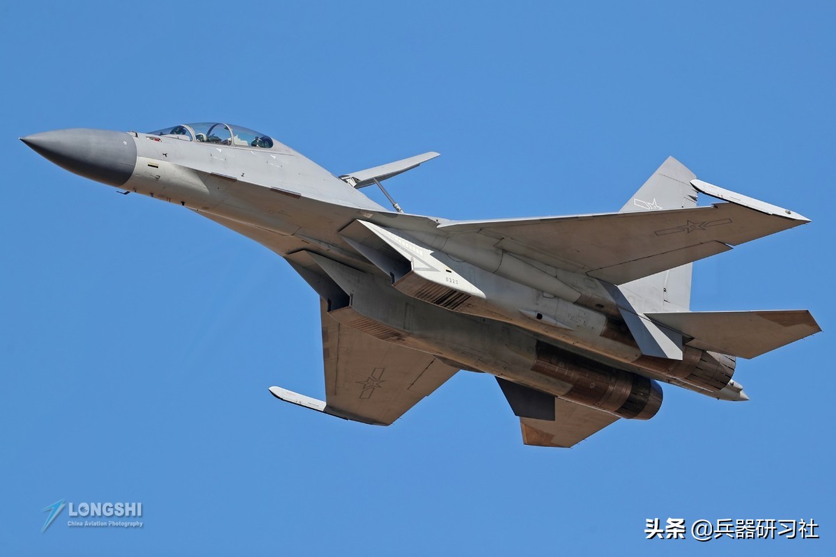 中美南海激烈角斗：解放军临危不乱，在岛礁部署战机和防空导弹
