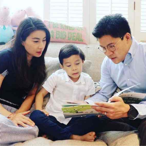 有種“豪門修養”叫郭晶晶，家長會上打扮精緻，網友：真正的貴族