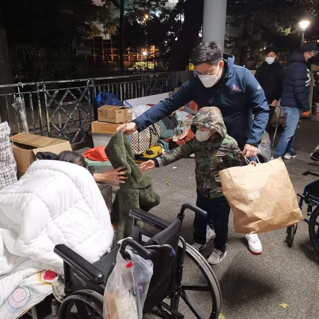 霍啟剛週末攜妻兒看畫展，兒子專注女兒秀氣，郭晶晶穿搭氣質佳