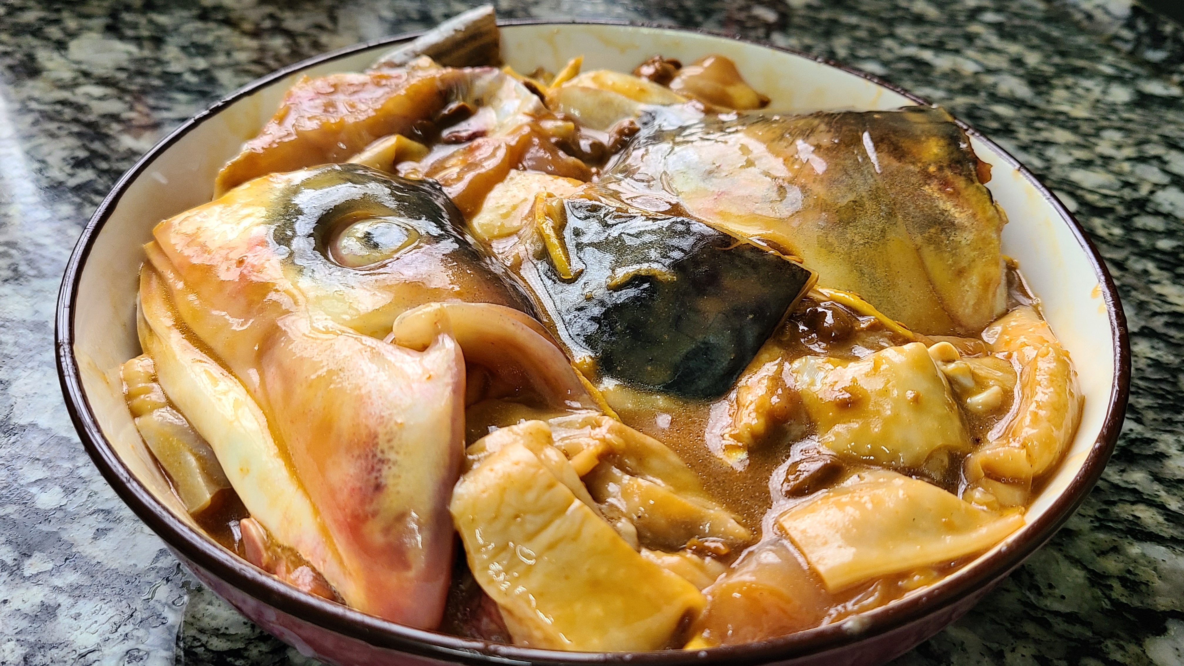 快過年了，教你一道簡單又好吃的魚頭蒸雞，味道鮮美