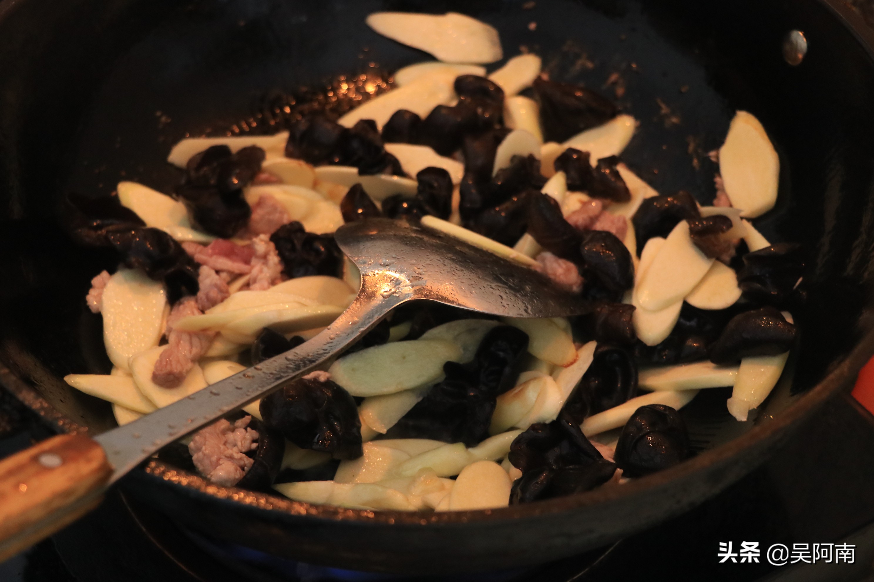 Teach you home cooking-the method of fried pork with rice and black fungus, and the selection techniques, nutritious and delicious