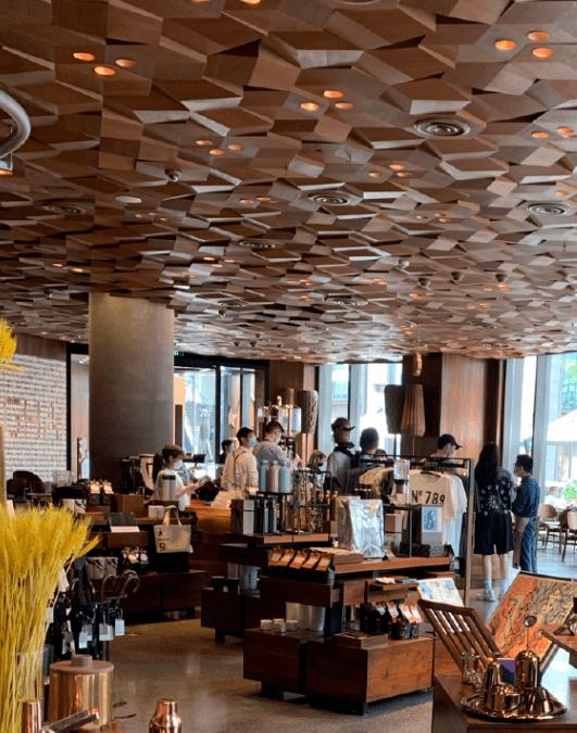 网友上海偶遇张智霖夫妇，袁咏仪长发披肩穿短裤秀出长腿，太少女