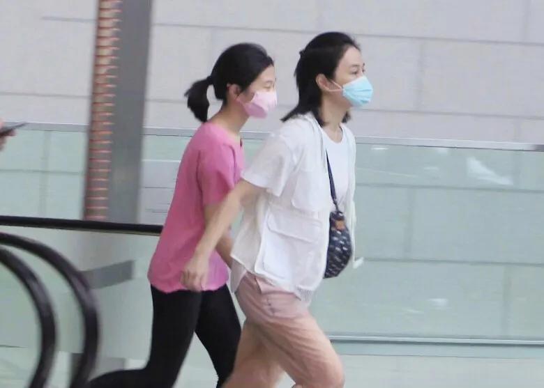 關詠荷和女兒手牽手逛街感情好，14歲張童模樣清秀甜美像媽媽