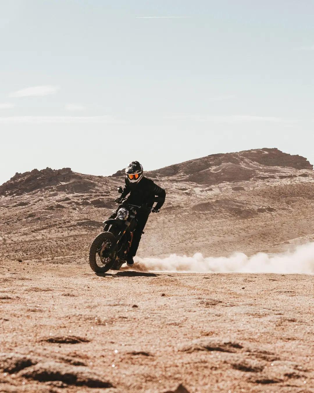 杜卡迪这款摩托车动力强劲，不仅能越野还能上赛道