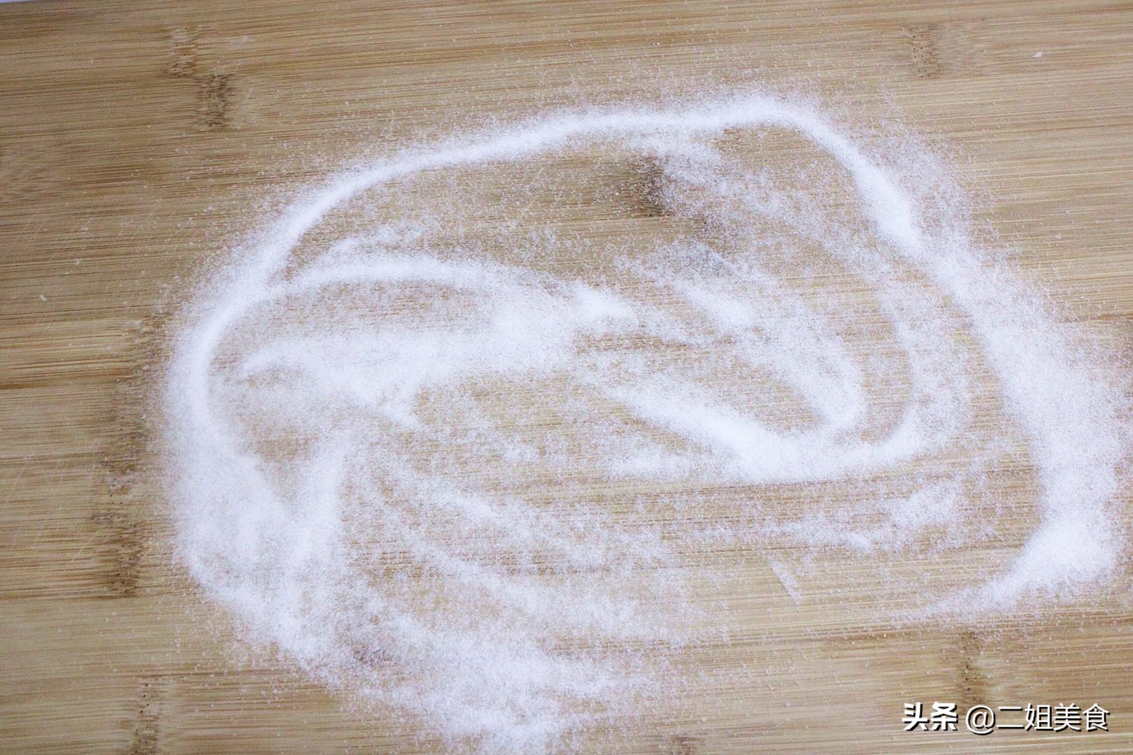 把白醋塗抹在菜板上，太聰明了，用途花錢不到，簡單還實用