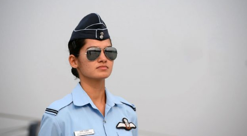 印军战斗机女飞行员，父亲是工程师，大学时代就加入飞行俱乐部-第1张图片-大千世界