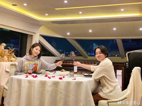 王祖藍夫妻豪華遊艇過節，吃燭光晚餐嘟嘴吻，李亞男卻凍得臉發白