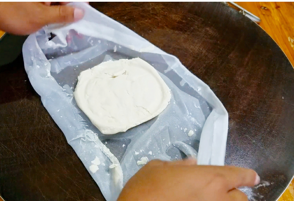 想吃豆腐不用出去買啦，教你在家做，用白醋點豆腐，一次就成功