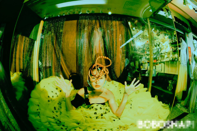 小S微醺湿发大片，傲娇自诩“时尚偶像”，一脸国际范更胜女儿