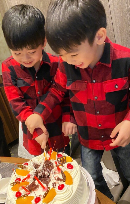 林志颖：为异卵双胞胎爱子5岁庆生，一个长得像