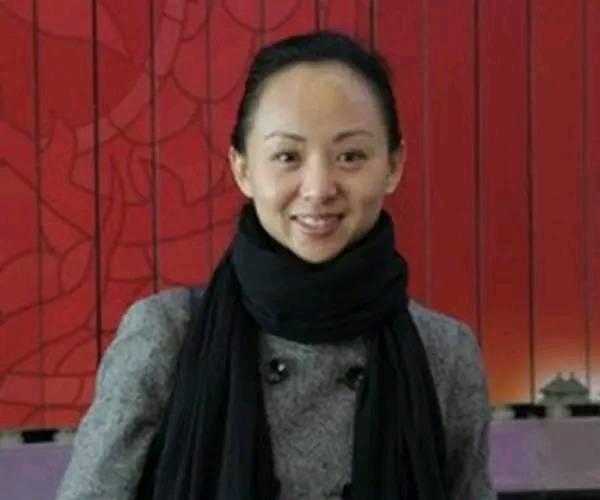 还记得“千手观音”里的聋哑领舞吗？被富商苦追8年，现状如何了