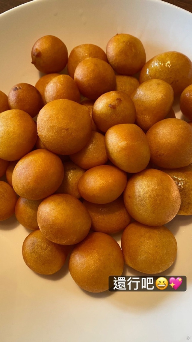 贾静雯亲自为女儿做美食，咘咘大赞妈妈厨艺，吃货模样古灵精怪