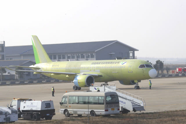 国产大飞机传来重大喜讯！订单逼近千架大关，全新型号即将面世