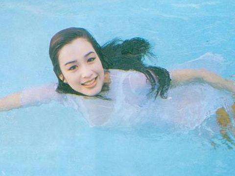 钟丽缇11岁小女儿长大了！大眼呆萌长腿吸睛，被指颜值赛过两姐姐