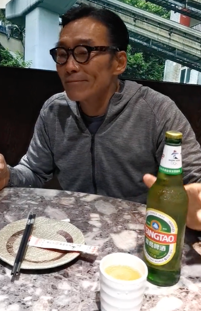 老戏骨郑浩南近况曝光，聚餐仅喝不到5块的啤酒，面颊凹陷显老态