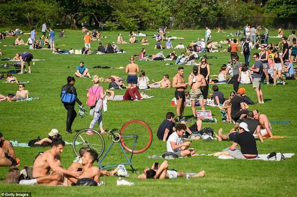 纽约公园人满为患；漠视病毒；医生痛斥！美国