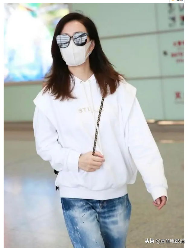 佘诗曼真的44岁了？穿衣肥大太随便，出乎意料还