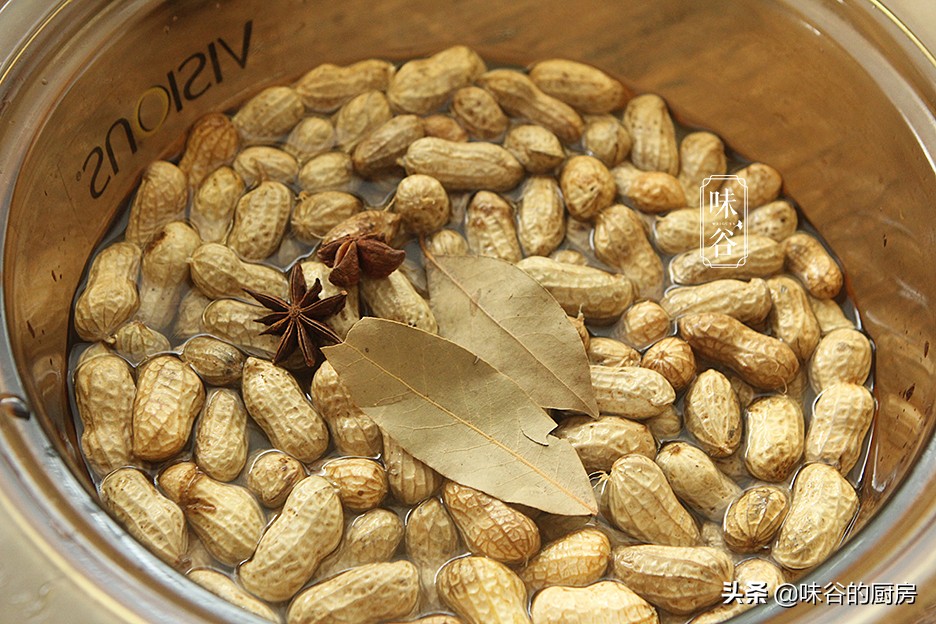 煮花生时，别直接盐水煮，多加2步，花生米又香又入味，太实用了
