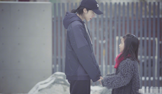 孫莉曬與兒女玩雪照，7歲多妹氣質出眾，網友卻分不清媽媽和女兒