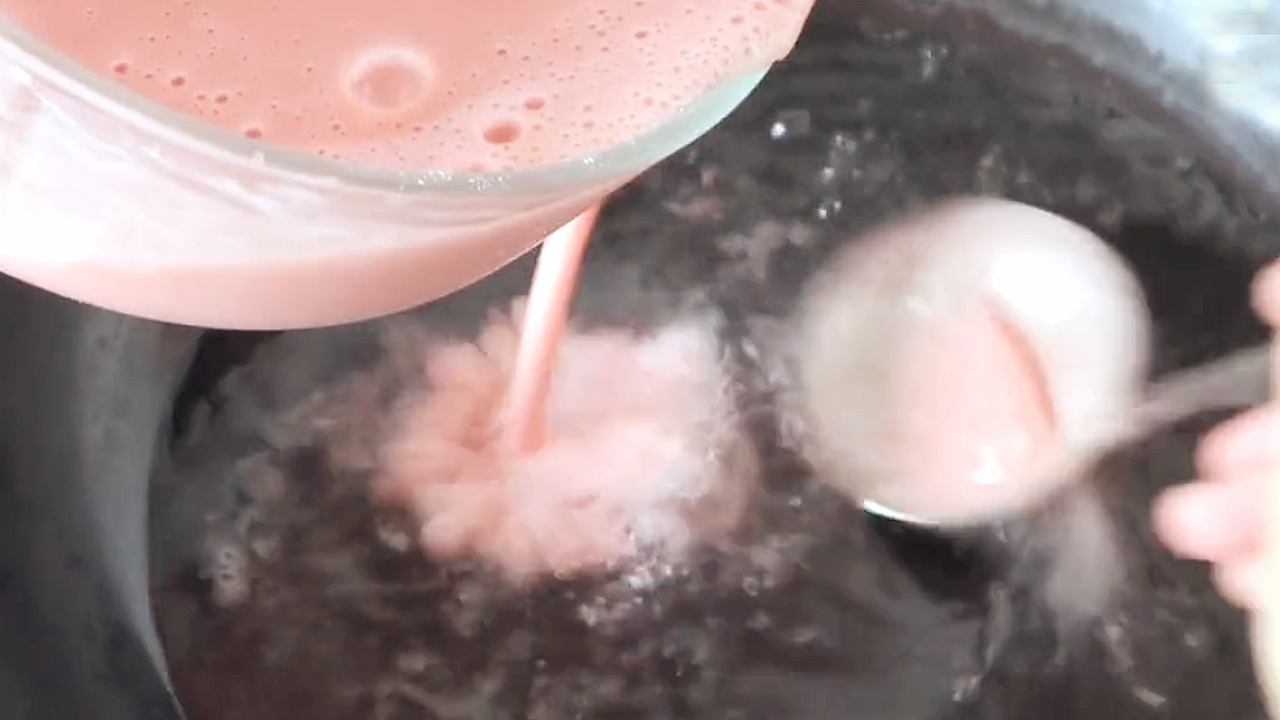 2個西紅柿，一碗澱粉，鍋裡攪一攪，酸甜爽滑，越吃越想吃