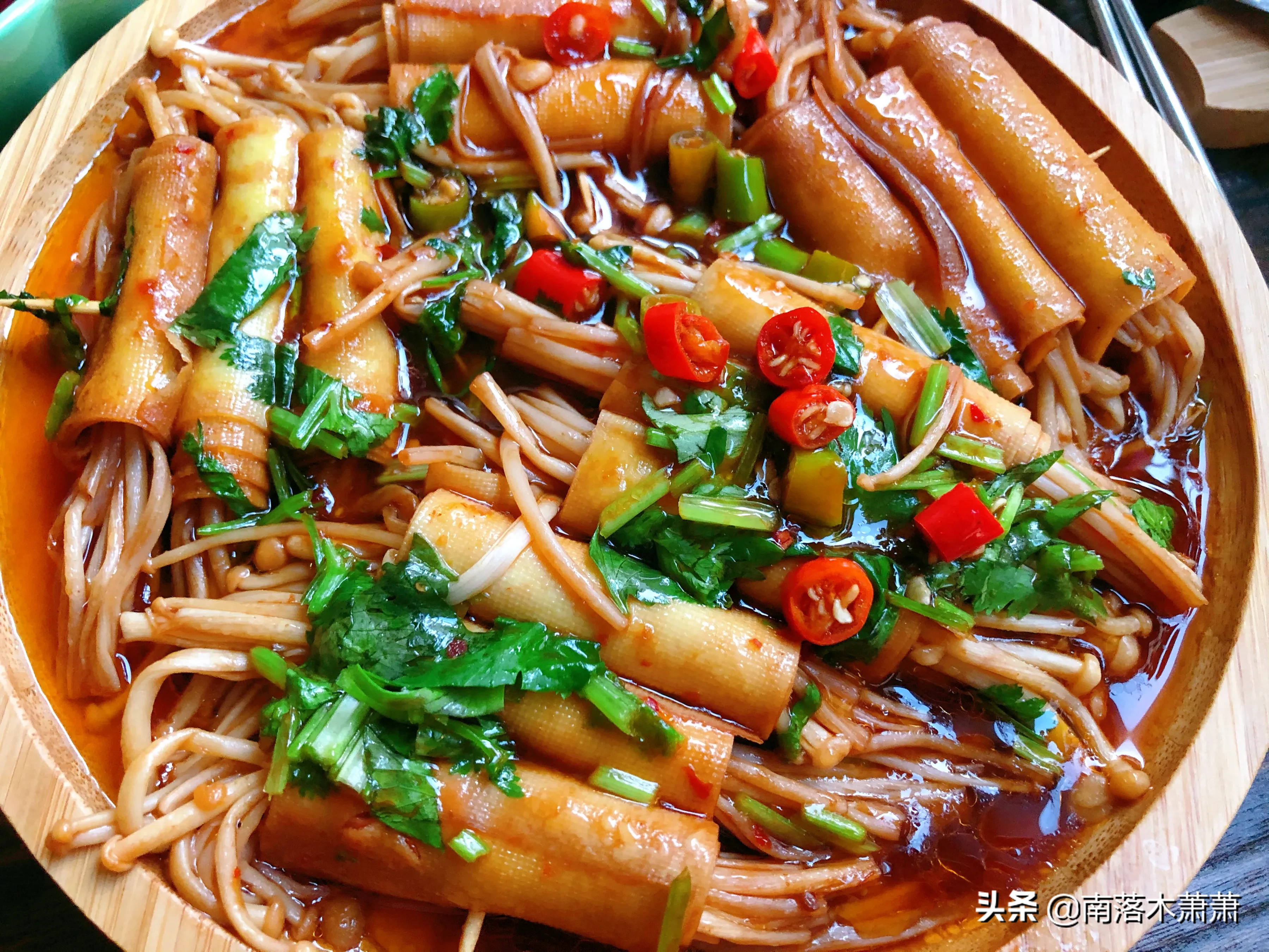 Enoki mushroom and dried tofu are a hundred times more delicious than fried and grilled, especially the thick sauce