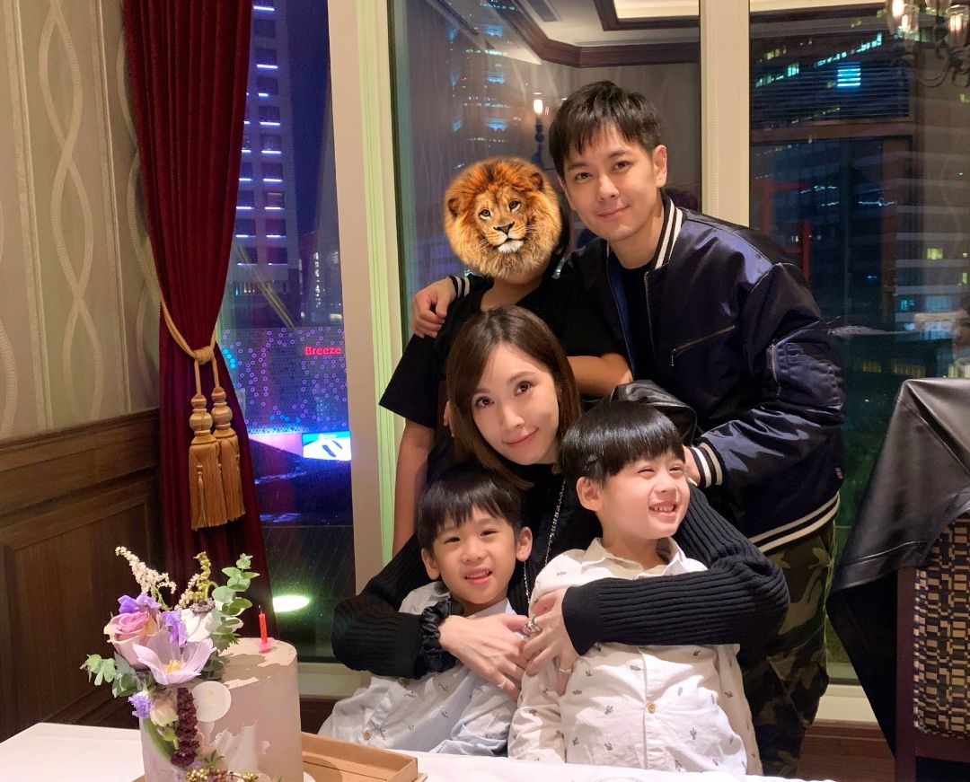咘咘BO妞画画致敬医生，贾静雯家教太好，BO妞换牙只剩2颗尖牙