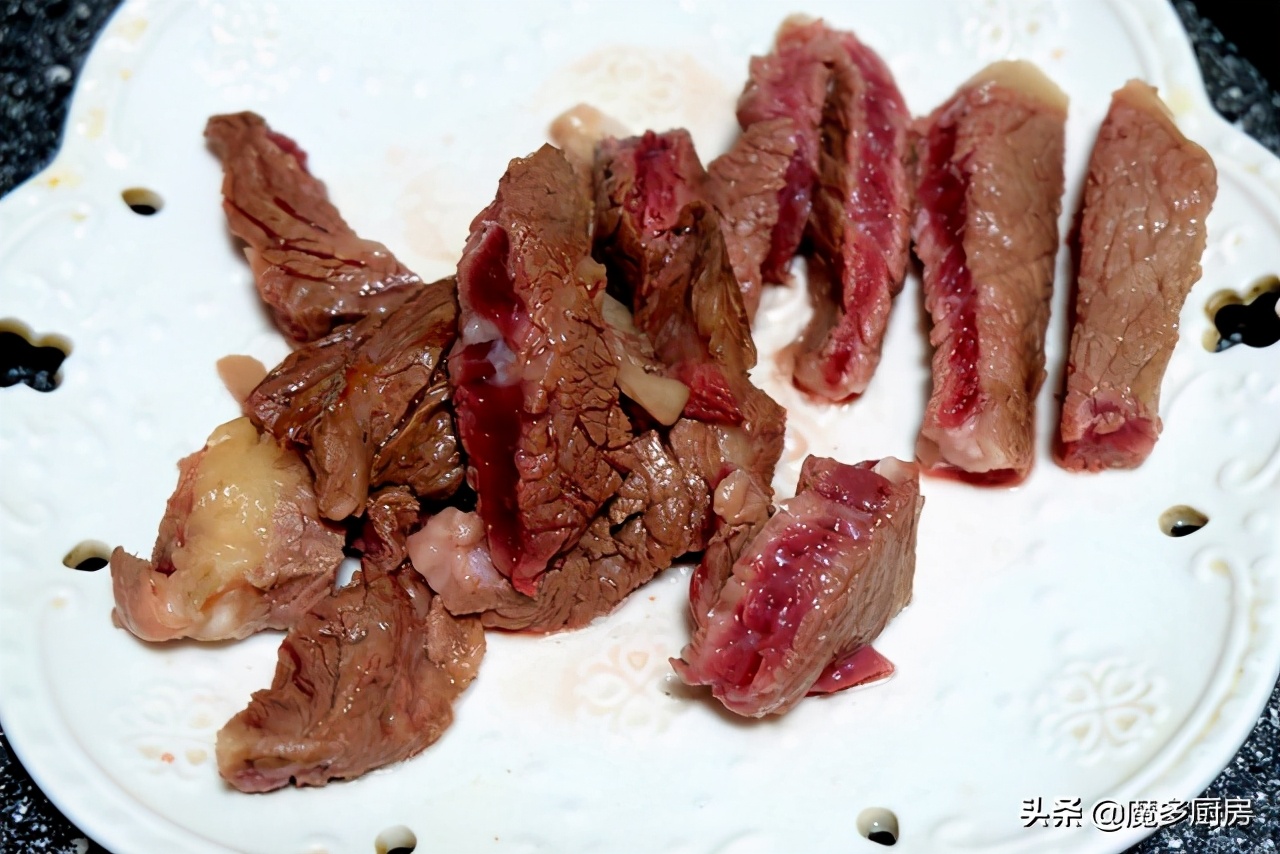 Steak and potatoes are made into home-cooked dishes. The meat is fragrant and the potatoes are sticky. The method is simple and nutritious and delicious.