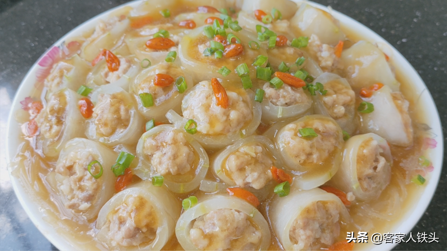 1块冬瓜2把粉丝卷一卷，以后待客就这样做，营养好吃简单又漂亮