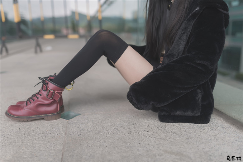 【福利姬】让人喜欢的黑丝及膝袜小细腿！太美了（48P）