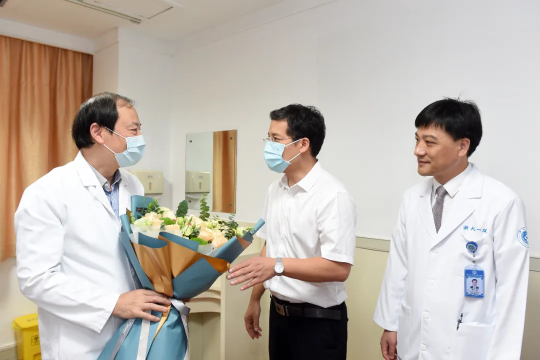 哪有什么盖世英雄！TA们，是身披白衣的医生而已