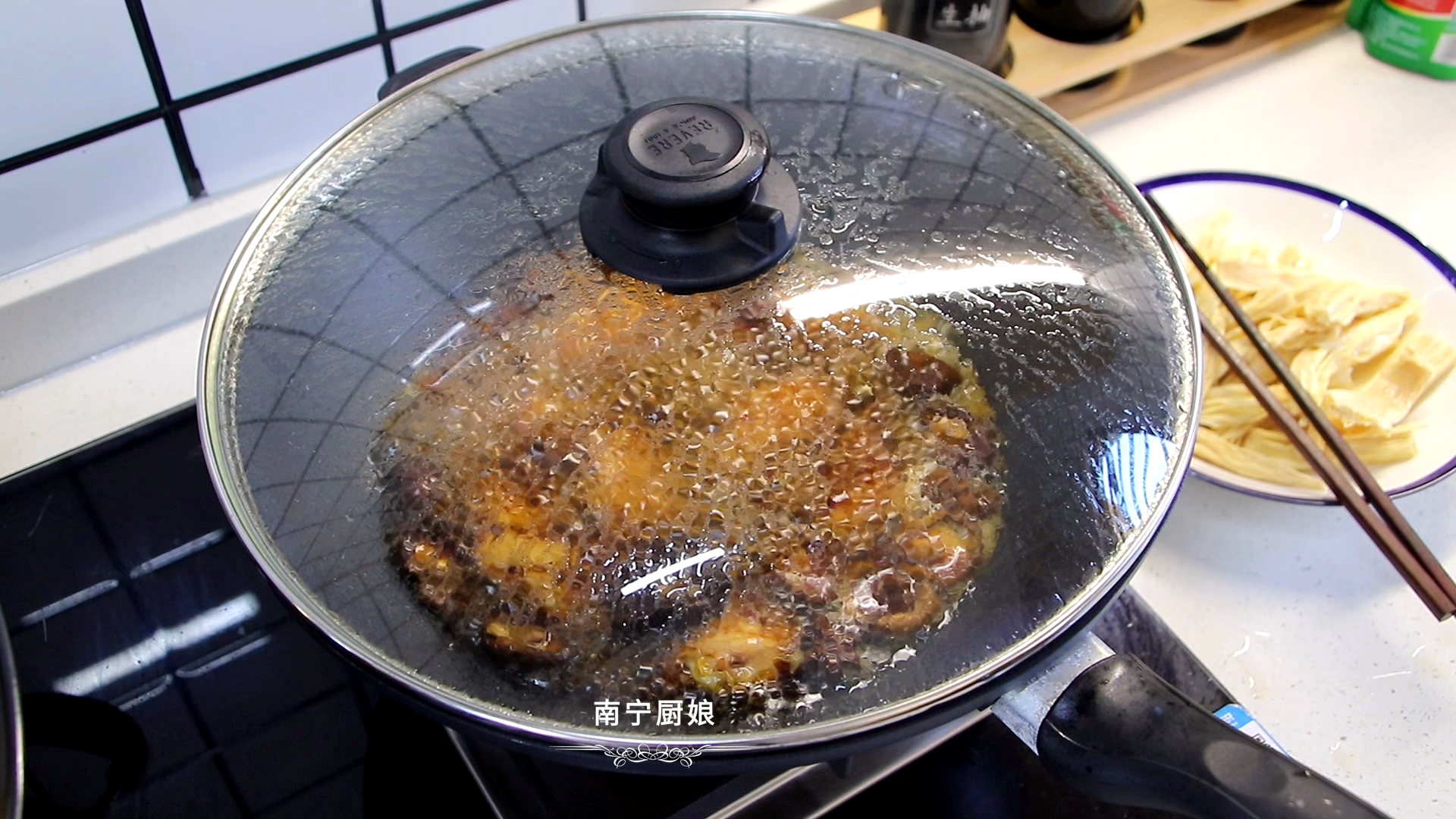 做红烧鸡翅，很多人下锅前就做错了，难怪做出来肉质发柴、腥味重