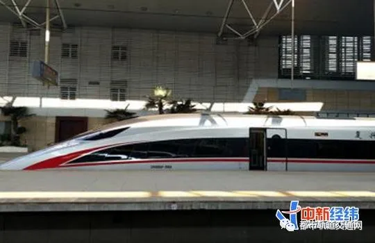 国铁集团上半年客运收入下降5成 致巨亏955亿元