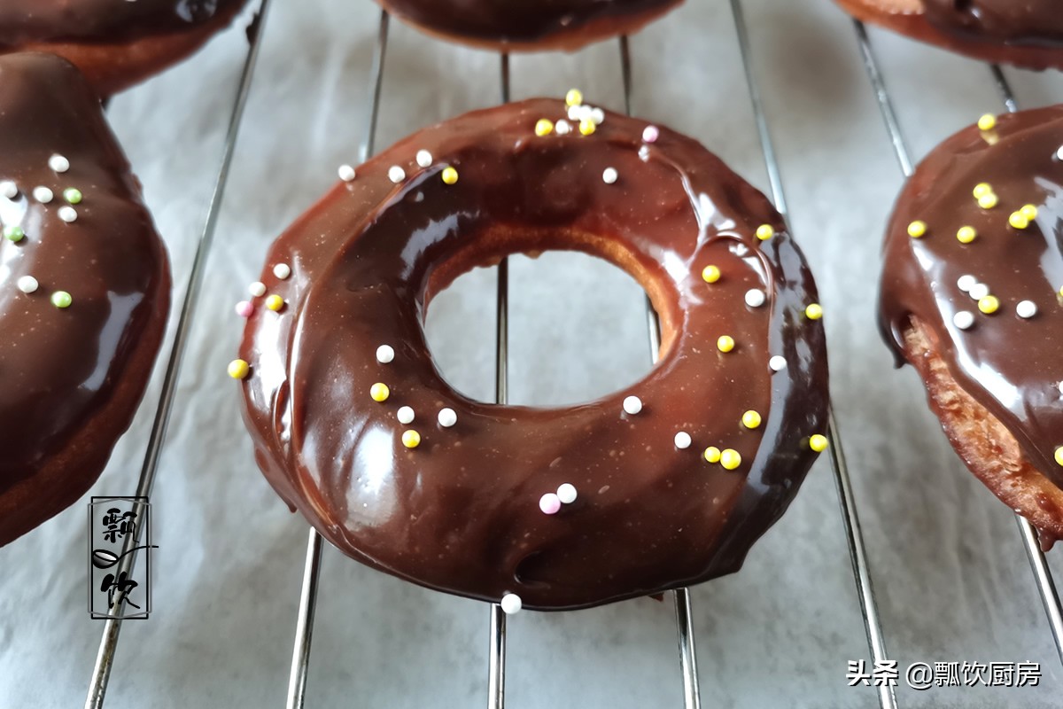 孩子爱吃甜甜圈，一斤面粉炸一堆，巧克力融化后一蘸，和买的一样