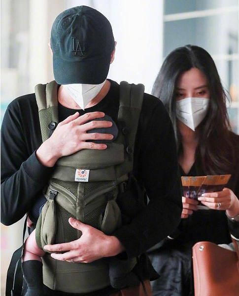 李光洁当爸，被诅咒引网友不满，十八线女星为