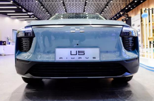 男孩子有什么坏心思呢？只不过是逛街的时候想看看车而已