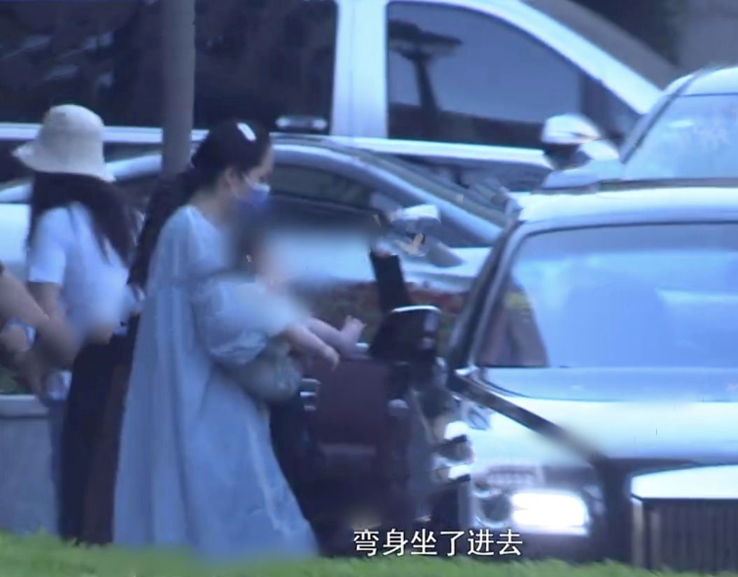 向佐一家出门被拍，郭碧婷穿扮朴实背微驼，女儿扎小辫子萌态十足