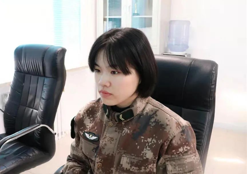 女兵入伍前后变化太大！网友：不一样的美，限