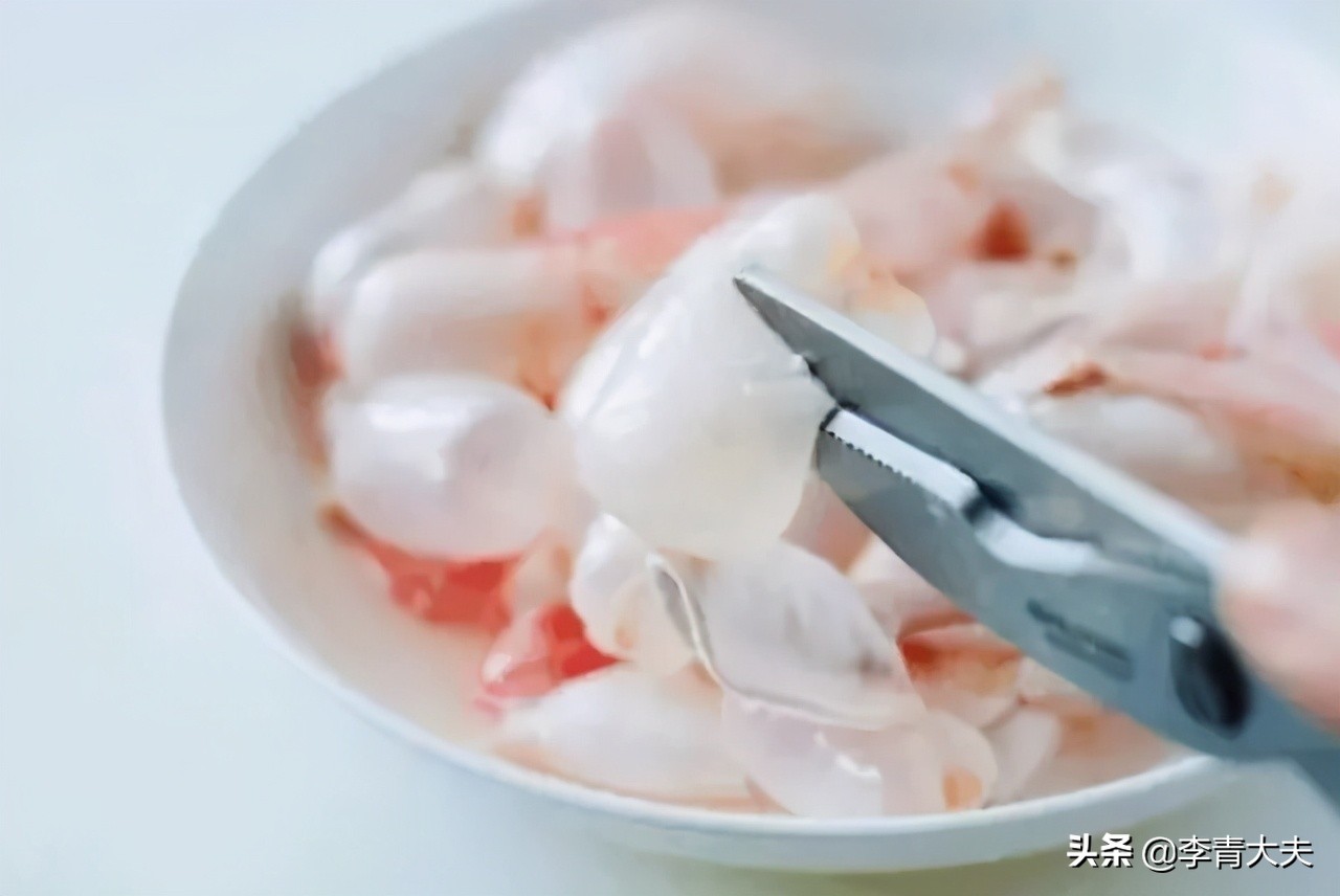 為“敗火”生吃一個魚膽，結果被血透