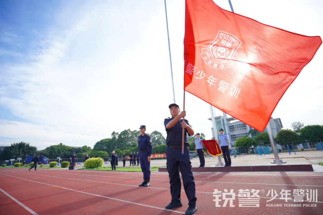 锐警少年警训夏令营：走进警营，撰写独立坚强的新篇章