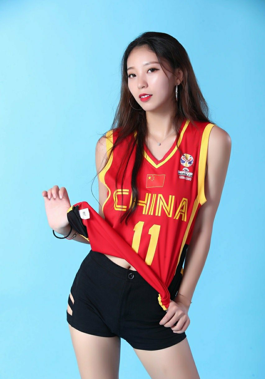 cba篮球宝贝哪个队最漂亮(CBA“最美篮球宝贝”,黄逸辉穿球衣拍写真,她是郭艾伦的粉丝?)
