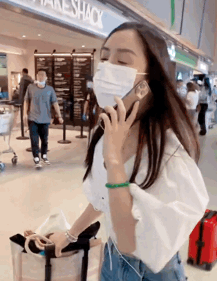 baby帶兒子出行，4歲小海綿獨自推行李箱，母子倆機場狂奔太可愛